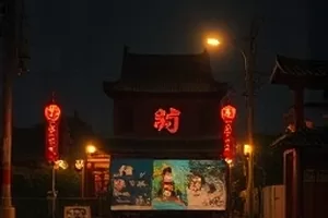 《铁皮玩具馆》复古玩具柜封面,铁皮小车与发条