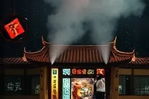 《三分钟热度事务所》办公桌封面,便签墙与咖啡杯